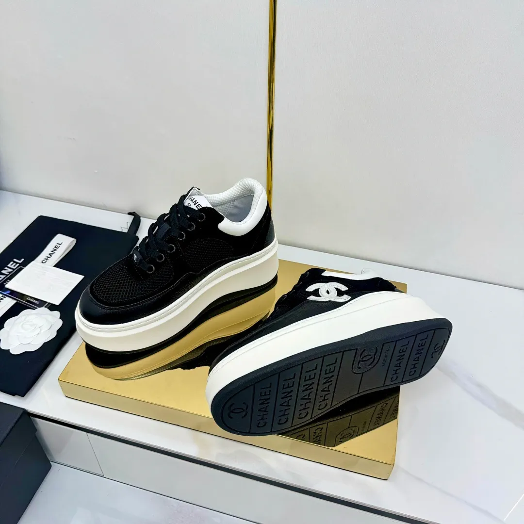 👟👟Ex-factory price 600👟👟 Upgraded version, upgraded version, upgraded version! No rebuttal accepted! ! ! ! Chanel Chanel panda shoes! 2025 counter's top casual sports shoes. This classic design; the upper is electro-embroidered with a variety of techniques; the outsole is fashionable and sporty; the unusual inclusion of a variety of color matching elements... The diversified mix and match is very good-looking and versatile, and can be used for leisure, fashion, sports, and outdoor... ꫛꫀꪝ Go➫ Materials: ❶Upper made of: original imported first-layer silk cowhide + original waterproof cloth + original first-layer cowhide ❷Inner lining: Original Yangli+Net ❸Outsole based on: Original TPU combination outsole Counter boutique packaging complete set for women 35–41 👉 👉 👉 👉 👉
